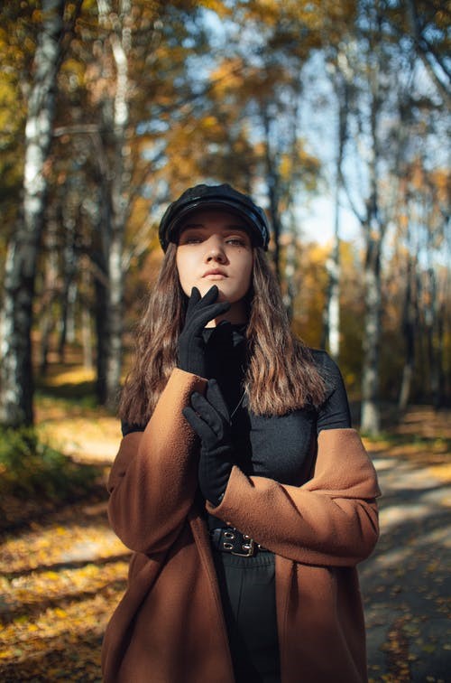 Unique outdoor standing senior girl poses -Senior photography - blogger  photography - smiling… | Senior girl photography, Outdoor photoshoot, Girl photography  poses